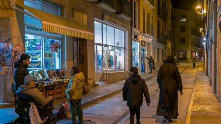 La estrechez de las aceras impide a los peatones y sillas de ruedas transitar por ellas.