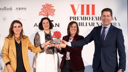 Beatriz y Adriana Ochoa (en el centro) recogen el premio de manos de Iñaki Ecay e Isabel Moreno.