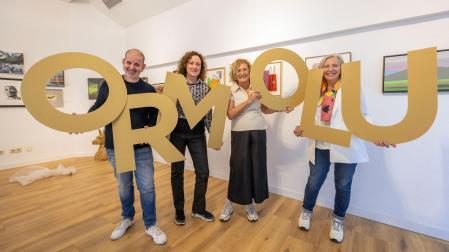 Desde la izquierda, Pedro Azcona, Marga Urdánoz, Maite Díaz y Maite Cengotitabengoa, el jueves, en la galería, sujetando las letras que forman la palabra Ormolú.