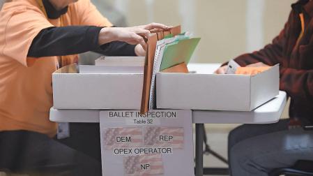Trabajadores electorales del condado de Clark inspeccionan las papeletas para las elecciones de 2024