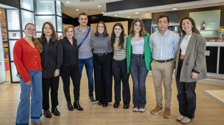 De izda a dcha: Olatz Palacios, Izaskun Azcona, Inés González, Manu Larralde, Ana Pinedo, Naia Blanco, Lucía Tapiz, , David Felipe Gómez y María Armendáriz