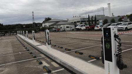 Cargadores instalados en un aparcamiento en el polígono de Landaben a la espera de recibir la autorización para engancharlos a la red eléctrica