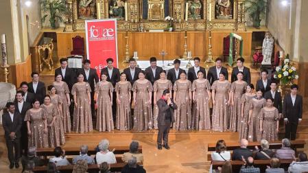 Suanplu Chorus, de Bangkok (Tailandia), en su actuación el pasado domingo en la iglesia de San Juan Evangelista, en Huarte
