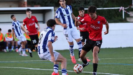 El centrocampista del Subiza Aimar Bonel trata de controlar ante Arruti de la Real Sociedad C