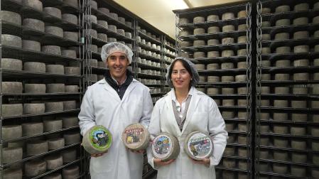 Alberto Migueltorena y Ainara Ansa, con quesos de su producción