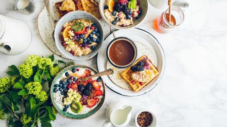Un completo desayuno con lácteos, fibra y vitamina C
