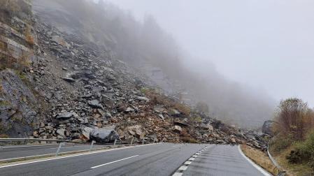 Desprendimiento en la AP-66, Autopista del Huerna, a su paso por Lena.