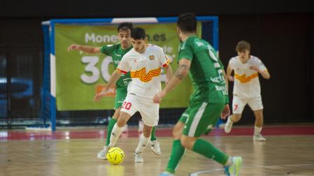Una jugada del partido que ha enfrentado al Industrias Santa Coloma y Osasuna Magna