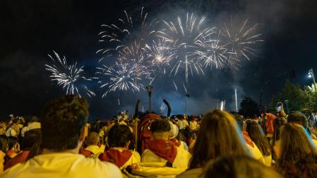 Miles de personas se congregan cada noche para los fuegos en San Fermín