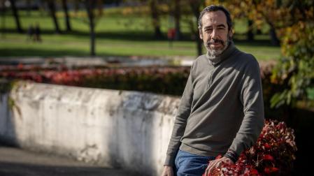 Como escritor, a Carlos Bassas del Rey, que posa en el parque Yamaguchi de Pamplona, le resulta “apasionante que la memoria sea la gran fabuladora”