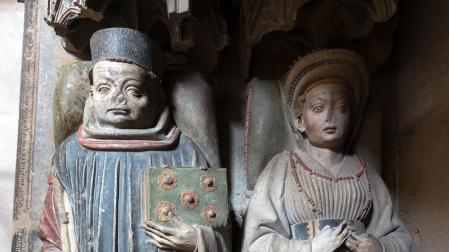 Marido y mujer esculpidos en el lecho de su sepulcro en la catedral de Tudela