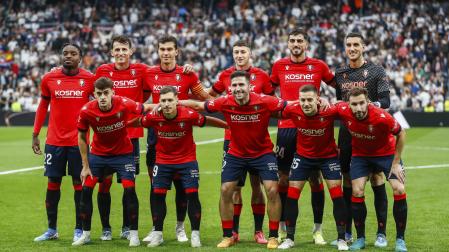 El once titular de Osasuna, antes del partido contra el Real Madrid.