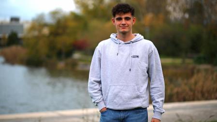 Iñigo Burusco, centrocampista del Valle de Egüés, en el lago de Sarriguren