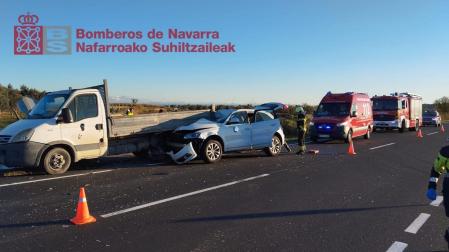 Efectivos de bomberos en el lugar en el que se ha producido la colisión por alcance entre un coche y un camión en Cintruénigo