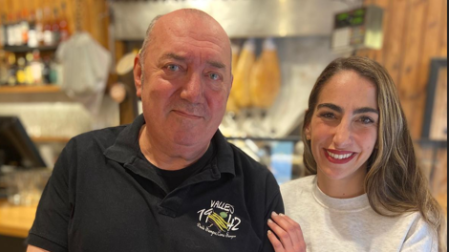 Juan Pedrera y Nagore Vallés, encargado y propietaria del Bar Casa Vallés