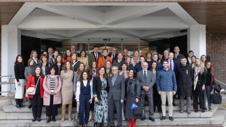 La doctora Díez y el doctor Soutullo, en el centro de la imagen, junto al resto de profesionales del Departamento de Psiquiatría de la Clínica Universidad de Navarra