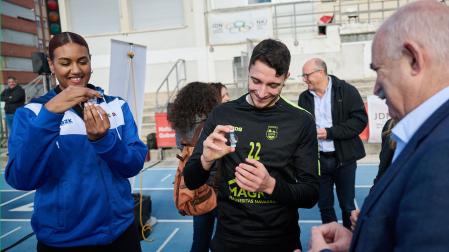 El consejero Aierdi y la baloncestista Aixa Wone y el futbolista Josu Mendive con los relojes de arena para controlar el tiempo de la ducha