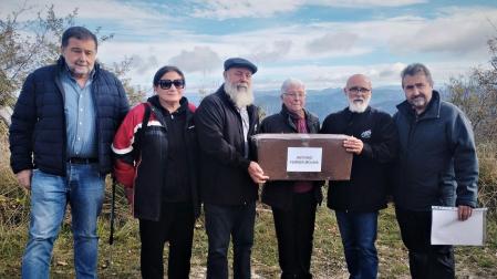 Familiares de Antonio Ferrer, exhumado en el Cementerio de las Botellas del monte Ezkaba. En el centro, sosteniendo sus restos, su hija, Consuelo Ferrer
