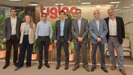 El consejero Mikel Irujo y el director general de Tigloo, José Castellanos, y el resto de participantes en la visita a la empresa