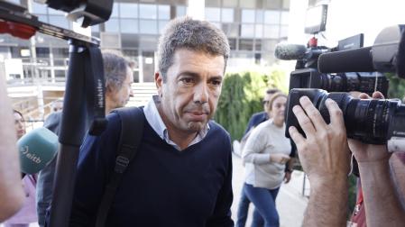 El presidente de la Generalitat valenciana Carlos Mazón a su llegada al centro de Coordinación Emergencias, este domingo en Valencia