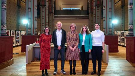 De izda. a dcha., la directora general de Turismo, Ana Rivas; el presidente de la Mancomunidad de la Comarca de Pamplona, David Campión; la consejera Esnaola; la subdirectora general de Desarrollo y Sostenibilidad Turística de la Secretaría de Estado de Turismo, Ilona Shekyants; y la jefa de Servicio del Ministerio, Almudena Blanco