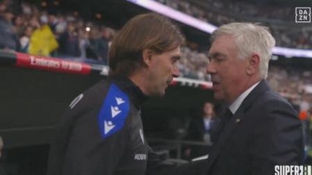Carlo Ancelotti charlando con Dani Pendín antes del encuentro