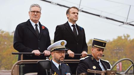 El premier  británico, Keir Starmer y el presidente galo, Emmanuel Macron, llegan al acto conmemorativo en la place de l’Etoile de París