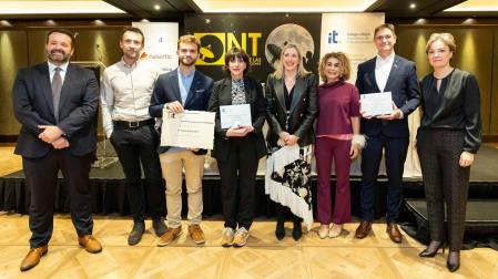 Arrate Muñoz, Pablo Patús y Roberto Mercero en representación de Telefónica posan con sus premios junto a autoridades y organizadores