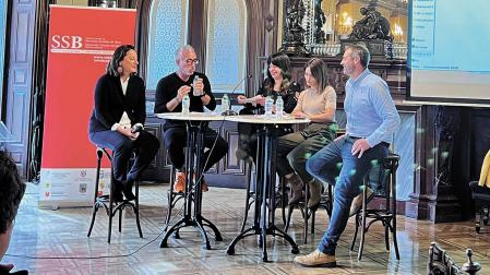 Yasone Gómez, trabajadora social y responsable del programa de incorrección social; Agustín Otazu, jefe de sección de inclusión y atención a las minorías; Edurne Tres, educadora social; Elena Zarraluqui, gerente de la mancomunidad, y Oscar Amoztegui, alcalde de Galar