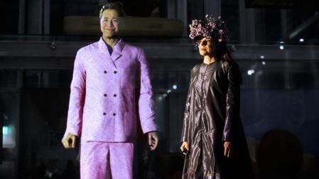 Alicia Framis y AILex se han dado el sí quiero en una ceremonia entre tecnología y humano, ya que esta artista española asentada en Países Bajos es de carne y hueso, pero su ahora marido es un holograma que tiene la voz de su exnovio