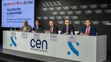 José Ramón Lacosta (Institución Futuro), Iñaki Ecay (ADEFAN), Helmut Döllerer (CEN), Fernando San Miguel (Cámara Navarra) e Íñigo Eugui (iCONS) durante la presentación este miércoles por la mañana en CEN