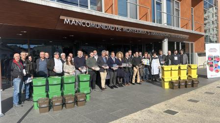 Asistentes a la presentación de la Semana Europea para la prevención de Residuos posan en el exterior de la sede de Mancomunidad de Montejurra.