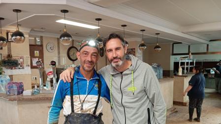 Vicente Moreno y un aficionado del Xerez, en Massanassa