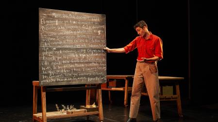 Sergi Torrecilla se mete en la piel del maestro Antoni Benaiges en la obra Elmar. Visión de unos niños que no lo han visto nunca