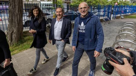 Rafa del Amo, junto a Montse Tomé y Luis de la Fuente, en una visita de los seleccionadores a Pamplona en el mes de abril.	jesús caso