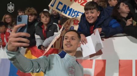 Bryan Zaragoza se hace una foto con los aficionados que fueron a Las Rozas a ver el entrenamiento de la selección