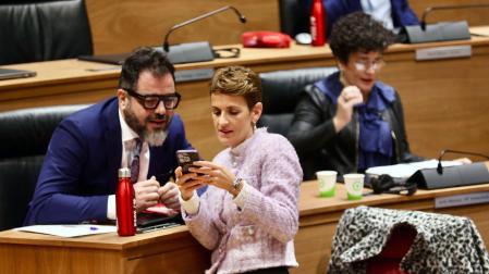 María Chivite y Ramón Alzórriz, en un momento del debate sobre el Estado de la Comunidad foral