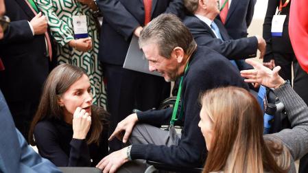La Reina Letizia conversa con Juan Carlos Unzué durante el acto conmemorativo del 25º aniversario de la Fundación Aequitas