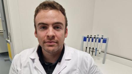 Adrián Idoate Bayón, bioquímico, en el laboratorio de CEIN donde lleva a cabo sus investigaciones sobre diabetes