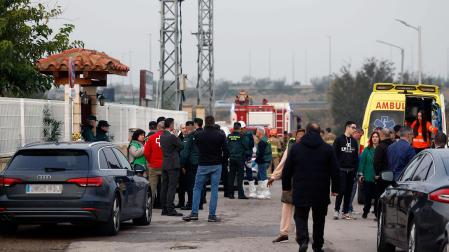 Miembros de los servicios de emergencia, a las puertas de la residencia de mayores de Villafranca de Ebro, donde se ha declarado un incendio que ha causado la muerte a diez personas