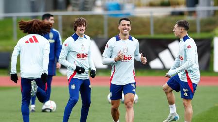 Bryan Zaragoza, a la derecha, en un entrenamiento con la selección en Las Rozas