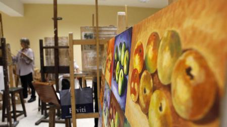 La Escuela Municipal de Artes y Oficios Catalina de Oscáriz ofrece formación dibujo y pintura durante todo el curso