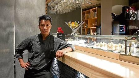 Abel Alberto Mora lleva 10 años convirtiendo el Hotel Tres Reyes en su restaurante Uasabi de Zaragoza de comida Nikkei.