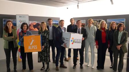 En el centro, el consejero Irujo y el alcalde Toquero, junto al resto de participantes en el acto