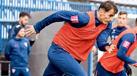 Budimir completa un ejercicio con la selección de Croacia