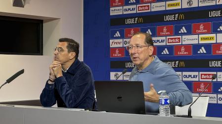 El dueño y presidente del Lyon, John Textor (dcha), durante la rueda de prensa donde expuso el plan para sanear la cuentas del club /