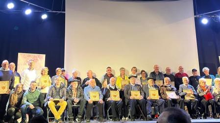 Detalle del homenaje brindado este sábado a los fundadores de la Sociedad Lakuntzako Pertza en el 60 aniversario de su constitución.