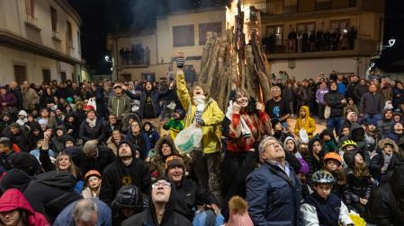 Vecinos y visitantes tratan de coger algunas de las nueces que se lanzaron durante la noche de este sábado 16 de noviembre desde el balcón de la Casa de la Villa de Fustiñana /