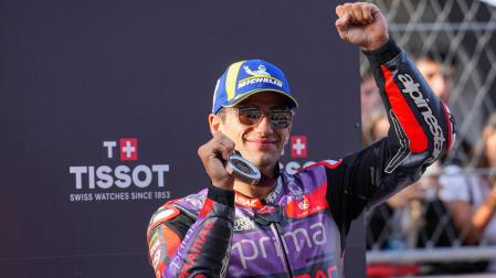 El piloto español de moto GP Jorge Martin saluda tras quedar en tercera posición de la carrera sprint de el Gran Premio de Barcelona Solidaridad de MotoGP disputada en el circuito Barcelona-Cataluña de Montmeló
