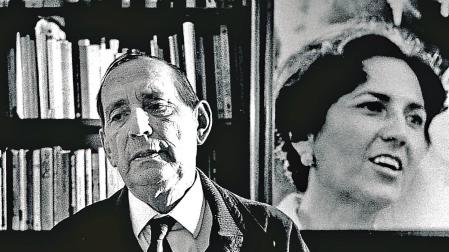 Miguel Delibes, posando junto a un retrato de su esposa, Ángeles de Castro